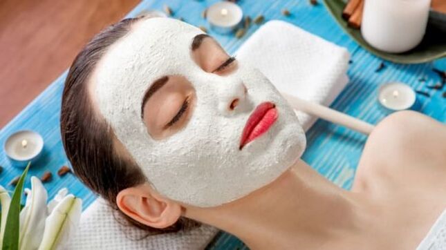 The face mask with white clay cleanses and tightens the skin